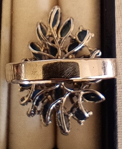 Anillo de zafiros y diamantes