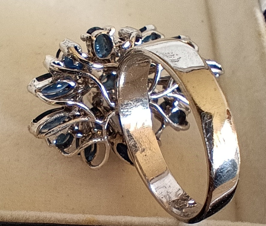 Anillo de zafiros y diamantes