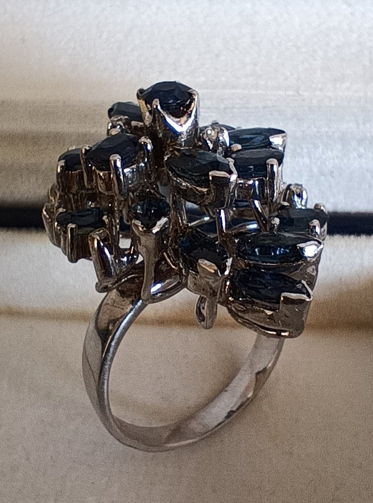 Anillo de zafiros y diamantes